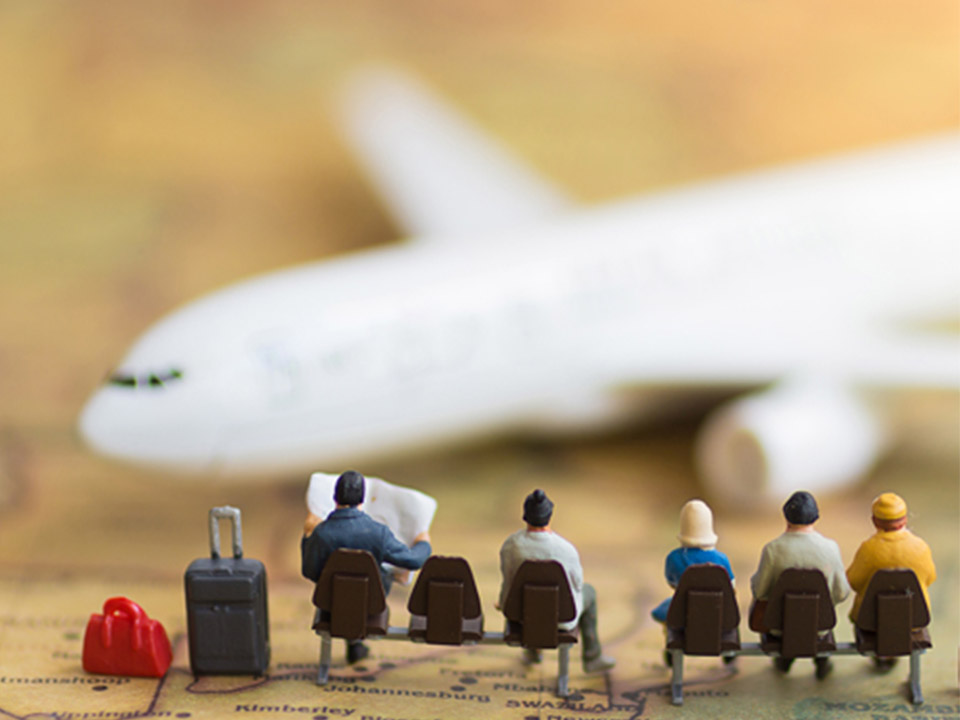 AsesoresJDX-Portafolio-Imagen-1 Miniaturas de personas esperando frente a un avión en un mapa.