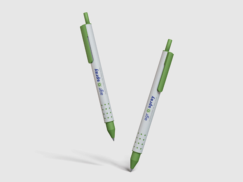 Agrospray-Portafolio-Pen Dos bolígrafos promocionales blancos con detalles en verde, con el logo de AgroSpray impreso en ellos.