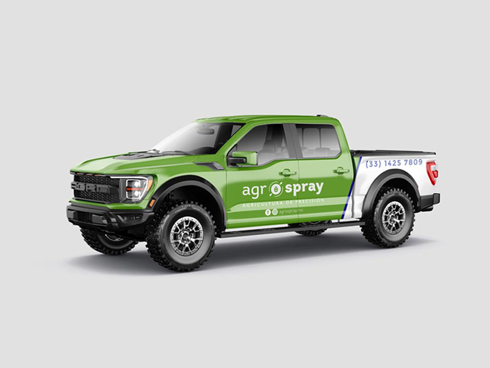 Agrospray-Portafolio-Truck Una camioneta pickup verde con el logo de la empresa AgroSpray y su información de contacto impresa en el lateral.