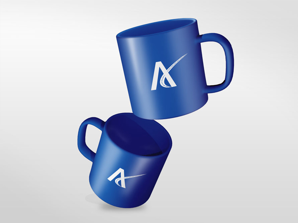 Anhanger-Portafolio-Mugs Tazas azules apiladas con el logotipo "A" de Anhänger, representando elementos de merchandising de la marca.