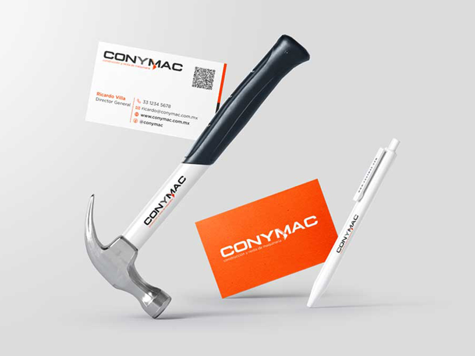 Conymac-Portafolio-Papeleria Martillo, pluma y tarjetas de presentación de CONYMAC, con el logotipo y la información de contacto de la empresa en colores naranja y blanco.