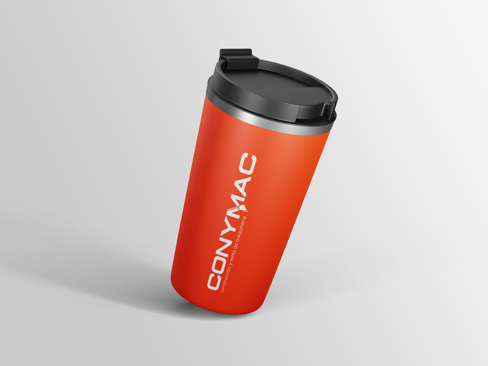 Conymac-Portafolio-Tumbler Taza térmica roja con el logotipo de CONYMAC, representando elementos de merchandising de la marca.