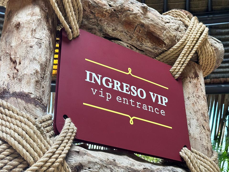 Jungala-Park-Portafolio-Detalle-Ingreso Señalética de 'Ingreso VIP' en Jungala Aqua Experience, montada sobre una estructura de troncos rústicos con cuerdas gruesas que rodean el acceso especial.