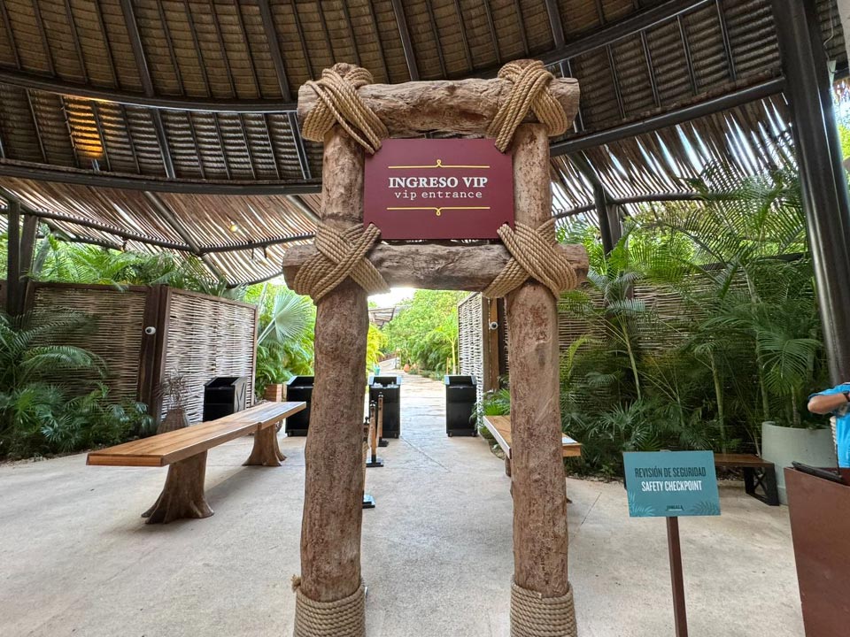 Jungala-Park-Portafolio-Ingreso Acceso VIP en Jungala Aqua Experience con señalética de bienvenida montada sobre troncos y cuerdas, que dirigen a los visitantes hacia el área exclusiva.
