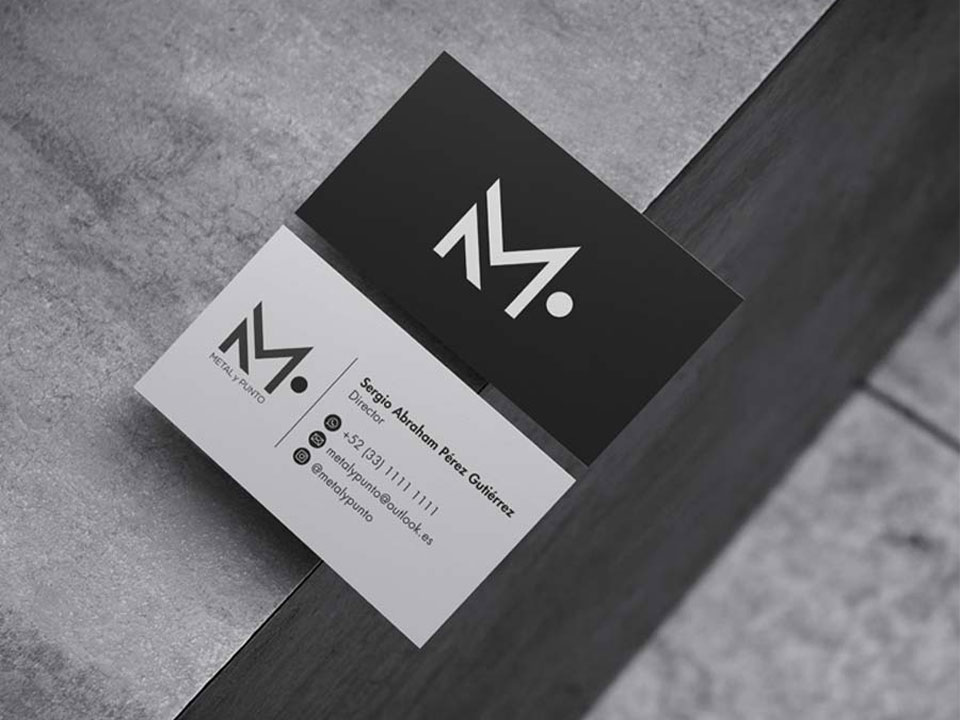 MetalyPunto-Portafolio-Business-Card Tarjetas de presentación en blanco y negro de la marca Metal y Punto, con información de contacto y el logotipo de la empresa.