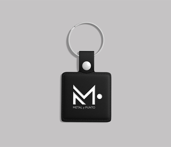 MetalyPunto-Portafolio-Keychain Llavero negro con el logotipo Metal y Punto impreso en blanco, mostrando un diseño minimalista y elegante.