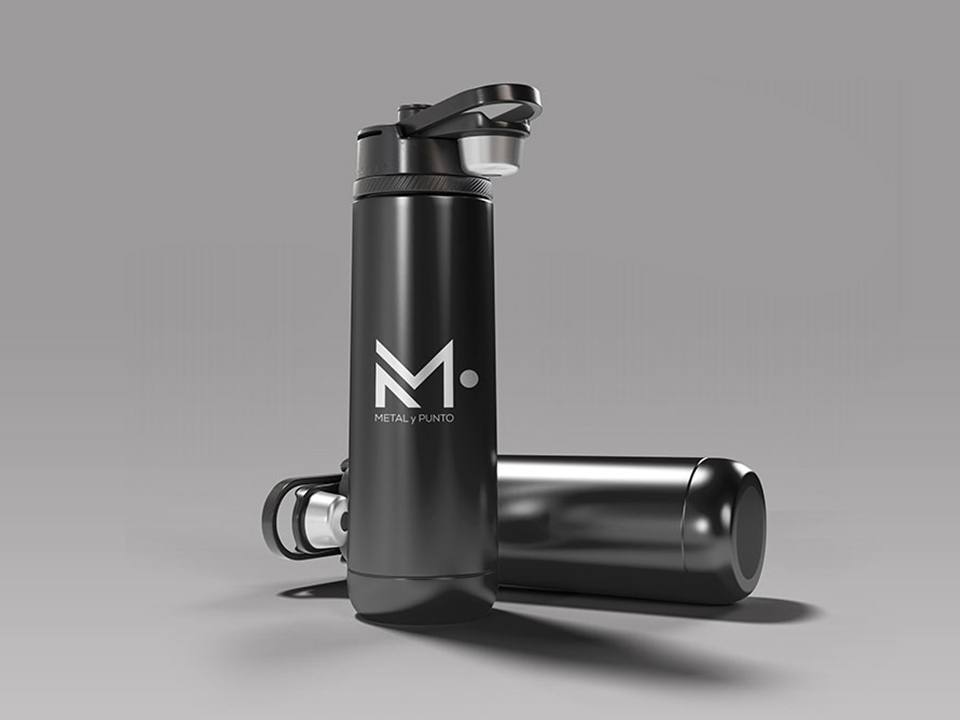 MetalyPunto-Portafolio-Tumbler Botellas negras metálicas con el logotipo de Metal y Punto, diseñadas para su uso corporativo y promocional.